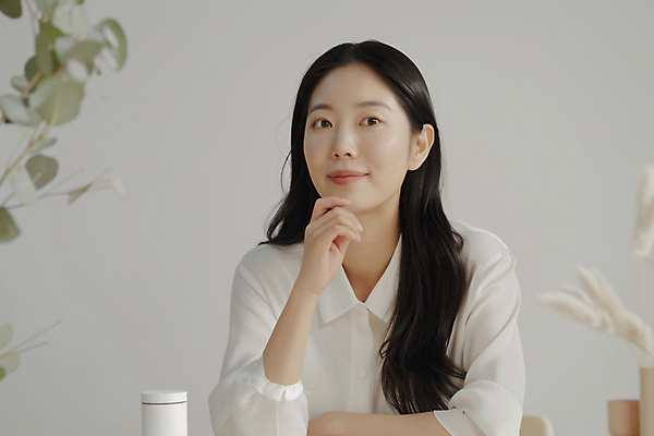 JPG 편집이미지 시선 여자 화초 한명 성인 쇼핑 판매 촬영 턱괴기 화장품 인터뷰 마케팅 소셜네트워크 의료성형뷰티 성인여자한명만 인플루언서 편집실사 AI인물포토 AI콘텐츠 식물 1 모션 사람 뷰티 CG 여자한명만 성인여자만 파일형식 유명인 AI포토