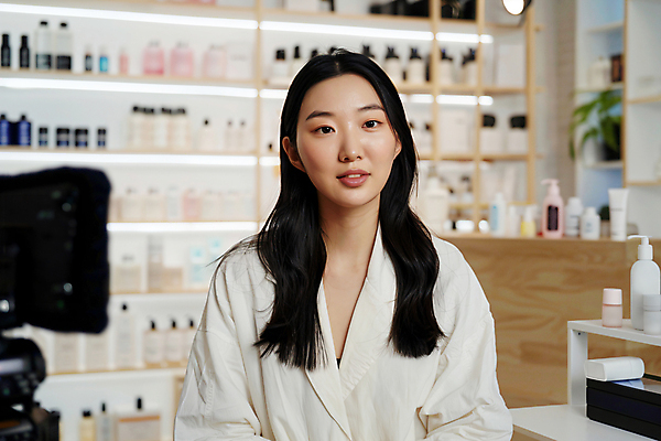 JPG 편집이미지 여자 한명 성인 쇼핑 판매 카메라 상점 촬영 화장품 인터뷰 마케팅 소셜네트워크 의료성형뷰티 성인여자한명만 인플루언서 편집실사 AI인물포토 AI콘텐츠 1 사람 전자제품 뷰티 CG 여자한명만 성인여자만 파일형식 유명인 AI포토