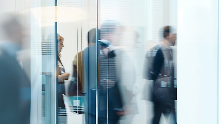 JPG 편집이미지 여자 남자 비즈니스 유리 회의 여러명 성인 아웃포커스 사무실 문 군중 문서 블러효과 성인만 편집실사 AI인물포토 AI콘텐츠 다수 재질 촬영기법 사람 CG 블러 파일형식 효과 AI포토