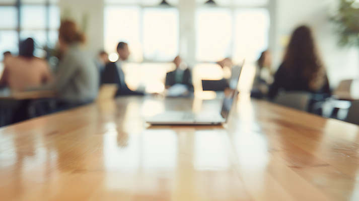 JPG 편집이미지 여자 남자 의자 비즈니스 회의 앉기 여러명 성인 아웃포커스 노트북 사무실 군중 문서 나무책상 성인만 편집실사 AI인물포토 AI콘텐츠 가구 다수 모션 촬영기법 사람 목재 전자제품 책상 CG 파일형식 AI포토