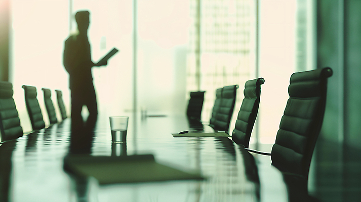 JPG 편집이미지 남자 의자 비즈니스 회의 한명 성인 아웃포커스 사무실 물컵 회의실 문서 성인남자한명만 편집실사 AI인물포토 AI콘텐츠 1 가구 촬영기법 사람 컵 CG 남자한명만 성인남자만 파일형식 AI포토