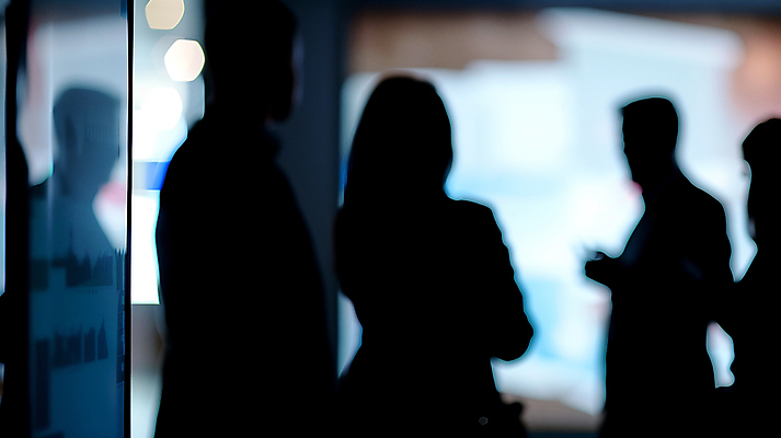 JPG 편집이미지 여자 남자 실루엣 비즈니스 회의 여러명 성인 아웃포커스 사무실 반사 어둠 문서 성인만 편집실사 AI인물포토 AI콘텐츠 다수 촬영기법 사람 CG 파일형식 AI포토