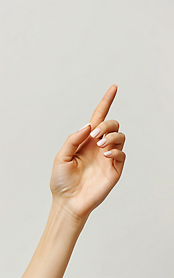 JPG 편집이미지 손 여자 한명 성인 취미 신체부위 뷰티 가리킴 네일아트 매니큐어 성인여자한명만 편집실사 AI인물포토 AI콘텐츠 1 사람 손짓 화장품 CG 여자한명만 성인여자만 파일형식 AI포토