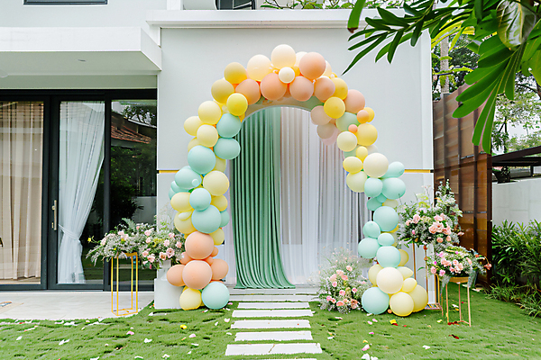 JPG 편집이미지 꽃 창문 주택 잔디 사람없음 야외 파티 축하 커튼 생일파티 생일 디지털합성 꽃가루 풍선 돌잔치 첫돌 편집실사 AI포토 AI콘텐츠 식물 기념일 컨셉 이벤트 건물 돌_생일 가루 CG 파일형식