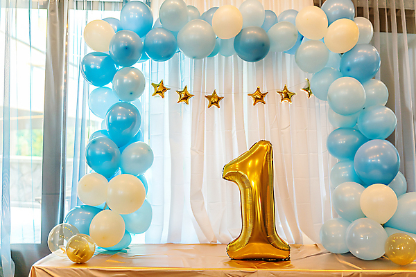 JPG 편집이미지 1 인형 사람없음 파티 축하 커튼 생일파티 생일 창가 디지털합성 풍선 돌잔치 첫돌 편집실사 AI포토 AI콘텐츠 기념일 컨셉 창문 이벤트 돌_생일 CG 파일형식