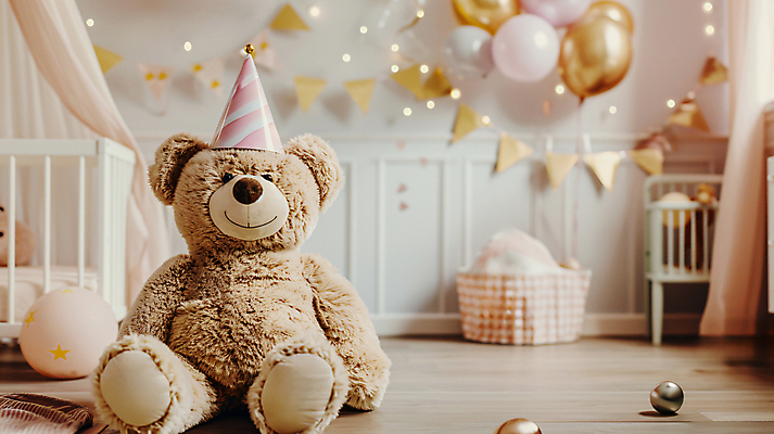 JPG 편집이미지 분홍색 조명 사람없음 파티 곰인형 고깔모자 금색 축하 생일파티 생일 디지털합성 나무바닥 풍선 가랜드 돌잔치 아기침대 첫돌 편집실사 AI포토 AI콘텐츠 모자_잡화 기념일 인형 컬러 컨셉 바닥 이벤트 아기용품 돌_생일 침대 CG 파티용품 파일형식