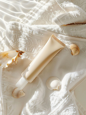 JPG 편집이미지 조개 사람없음 여름 수건 햇빛 뷰티 화장품 선크림 로션 스킨케어 베이지색 튜브용기 목업 편집실사 AI포토 AI콘텐츠 계절 컬러 어패류 위생용품 태양 용기_그릇 CG 파일형식