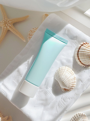 JPG 편집이미지 하늘색 조개 불가사리 사람없음 여름 수건 햇빛 뷰티 화장품 선크림 로션 스킨케어 튜브용기 목업 편집실사 AI포토 AI콘텐츠 계절 어패류 극피동물 파란색 위생용품 태양 용기_그릇 CG 파일형식