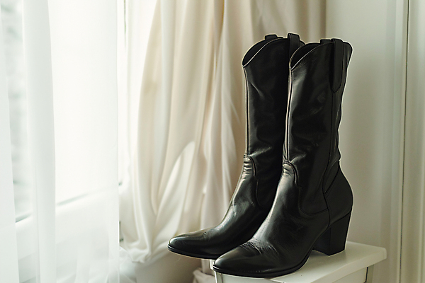 JPG 편집이미지 패션 신발 부츠 사람없음 가을 커튼 창가 디지털합성 편집실사 AI포토 AI콘텐츠 계절 창문 CG 파일형식