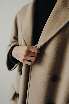 JPG 편집이미지 옷 여자 패션 한명 상반신 성인 코트 가을 디지털합성 니트 베이지색 성인여자한명만 편집실사 AI인물포토 AI콘텐츠 1 계절 컬러 상의 사람 외투 CG 여자한명만 성인여자만 파일형식 AI포토