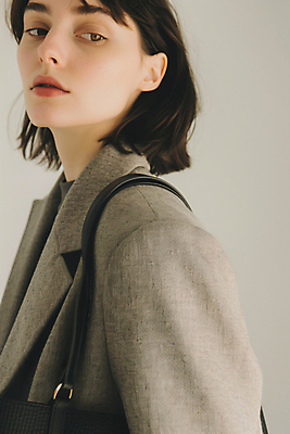 JPG 편집이미지 옷 여자 패션 가방 한명 상반신 성인 코트 가을 디지털합성 의료성형뷰티 성인여자한명만 편집실사 AI인물포토 AI콘텐츠 1 잡화 계절 사람 외투 CG 여자한명만 성인여자만 파일형식 AI포토