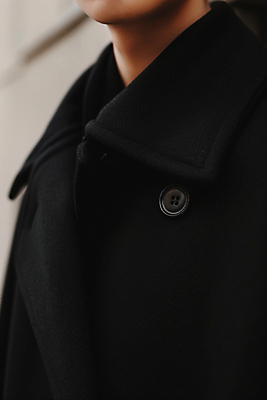 JPG 편집이미지 옷 여자 패션 한명 상반신 성인 검은색 코트 가을 디지털합성 성인여자한명만 편집실사 AI인물포토 AI콘텐츠 1 계절 컬러 사람 외투 CG 여자한명만 성인여자만 파일형식 AI포토