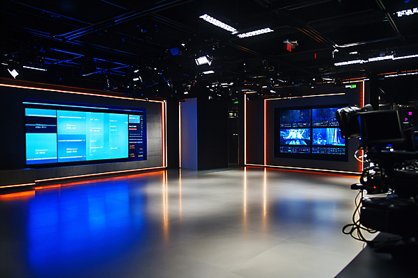 JPG 편집이미지 스튜디오 조명 실내 사람없음 파란색 카메라 스크린 촬영 뉴스 디지털합성 방송 편집실사 AI포토 AI콘텐츠 컬러 내부 전자제품 CG 파일형식