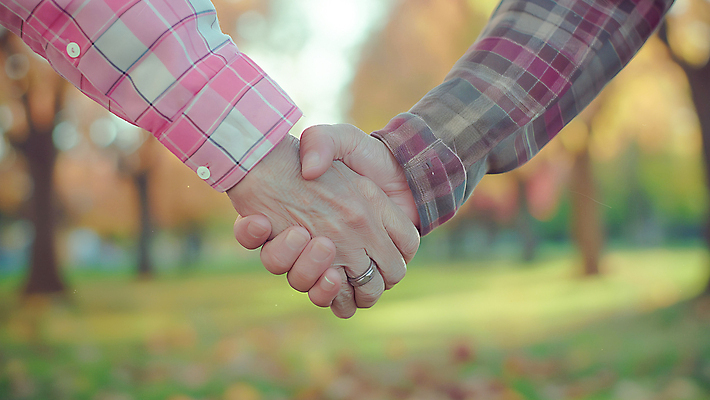 JPG 나무 편집이미지 손 부부 행복 악수 따뜻함 초원 신체부위 손잡기 결혼반지 의료성형뷰티 편집실사 AI인물포토 AI콘텐츠 식물 커플 감정 결혼 모션 사람 손짓 반지 CG 파일형식 AI포토