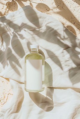 JPG 편집이미지 자연 나뭇잎 그림자 사람없음 햇빛 화장 뷰티 화장품 천 스킨 스킨케어 공병 베이지색 목업 편집실사 AI포토 AI콘텐츠 컬러 잎 태양 직물 CG 생태계 병_담는 파일형식