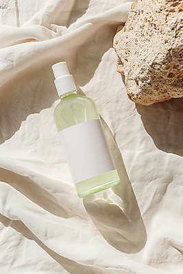 JPG 편집이미지 그림자 사람없음 햇빛 화장 뷰티 화장품 돌_바위 천 스프레이 스킨 스킨케어 공병 미스트 베이지색 목업 편집실사 AI포토 AI콘텐츠 컬러 태양 직물 CG 병_담는 파일형식