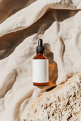 JPG 편집이미지 그림자 사람없음 햇빛 화장 뷰티 화장품 돌_바위 천 스킨 스킨케어 공병 베이지색 앰플 목업 편집실사 AI포토 AI콘텐츠 컬러 태양 직물 CG 병_담는 파일형식