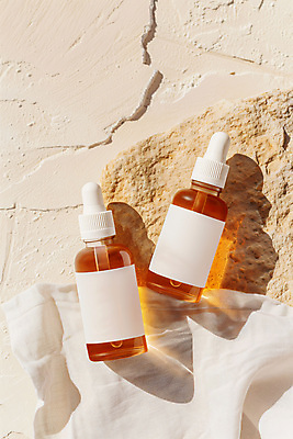 JPG 편집이미지 그림자 사람없음 햇빛 화장 뷰티 화장품 두개 돌_바위 천 스킨케어 공병 베이지색 앰플 목업 편집실사 AI포토 AI콘텐츠 컬러 2 태양 직물 CG 병_담는 파일형식