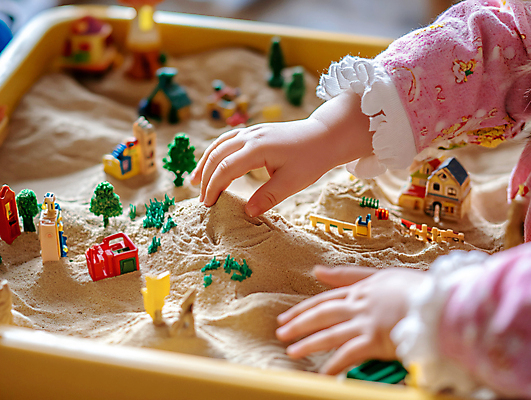 JPG 편집이미지 손 여자 교육 어린이 모래 놀이 한명 소녀 신체부위 모형 만지기 발전 디지털합성 모래놀이 키즈카페 소녀한명만 편집실사 AI인물포토 AI콘텐츠 1 컨셉 모션 사람 카페 CG 여자한명만 소녀만 파일형식 AI포토