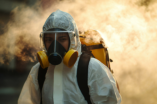 JPG 편집이미지 남자 한명 상반신 성인 앞모습 여름 바이러스 연기 디지털합성 예방 방독면 방역 소독 소독약 의료성형뷰티 성인남자한명만 방역복 편집실사 AI인물포토 AI콘텐츠 1 옷 계절 뷰포인트 마스크 사람 CG 남자한명만 성인남자만 파일형식 AI포토