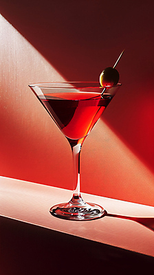 JPG 편집이미지 그림자 사람없음 빨간색 빛 칵테일 올리브 칵테일잔 편집실사 AI포토 AI콘텐츠 열매 컬러 술잔 주류 CG 파일형식