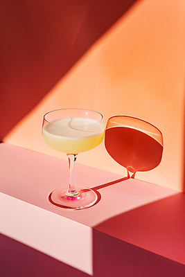 JPG 편집이미지 그림자 사람없음 빛 노란색 주황색 칵테일 칵테일잔 편집실사 AI포토 AI콘텐츠 컬러 술잔 주류 CG 파일형식