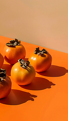 JPG 편집이미지 그림자 사람없음 주황색 가을 달콤 단감 제철 제철과일 편집실사 AI포토 AI콘텐츠 계절 컬러 과일 감 맛 CG 파일형식