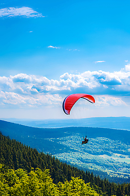 JPG 구름 편집이미지 자연 하늘 산 사람 풍경 파란색 비행 즐거움 패러글라이딩 편집실사 AI인물포토 AI콘텐츠 자연요소 감정 스포츠 컬러 CG 생태계 파일형식 AI포토