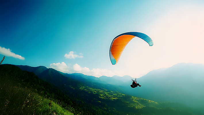 JPG 구름 편집이미지 자연 하늘 산 사람 풍경 초록색 비행 즐거움 패러글라이딩 편집실사 AI인물포토 AI콘텐츠 자연요소 감정 스포츠 컬러 CG 생태계 파일형식 AI포토