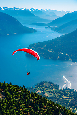 JPG 편집이미지 자연 산 사람 풍경 파란색 강 비행 즐거움 패러글라이딩 편집실사 AI인물포토 AI콘텐츠 감정 스포츠 컬러 CG 생태계 파일형식 AI포토