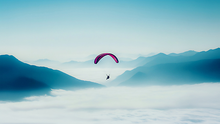 JPG 구름 편집이미지 하늘색 자연 하늘 산 사람 풍경 안개 비행 즐거움 패러글라이딩 편집실사 AI인물포토 AI콘텐츠 자연요소 감정 스포츠 날씨 파란색 CG 생태계 파일형식 AI포토