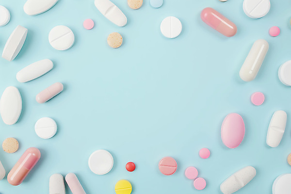 JPG 편집이미지 하늘색 의학 사람없음 알약 테두리 비타민 영양제 치료제 카피스페이스 편집실사 AI포토 AI콘텐츠 파란색 약 공백 CG 영양소 파일형식