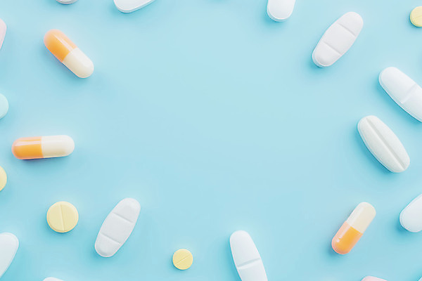 JPG 편집이미지 하늘색 의학 사람없음 알약 테두리 비타민 영양제 치료제 카피스페이스 편집실사 AI포토 AI콘텐츠 파란색 약 공백 CG 영양소 파일형식