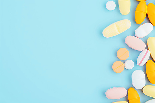 JPG 편집이미지 하늘색 의학 사람없음 알약 비타민 영양제 치료제 카피스페이스 편집실사 AI포토 AI콘텐츠 파란색 약 공백 CG 영양소 파일형식