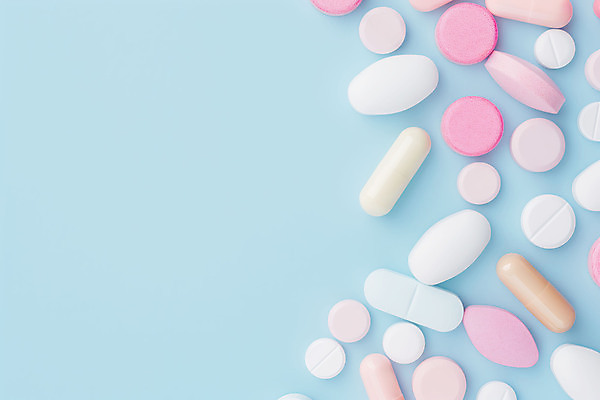 JPG 편집이미지 하늘색 의학 사람없음 알약 비타민 영양제 치료제 카피스페이스 편집실사 AI포토 AI콘텐츠 파란색 약 공백 CG 영양소 파일형식