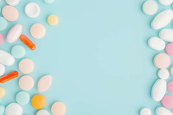 JPG 편집이미지 하늘색 의학 사람없음 알약 테두리 비타민 영양제 치료제 카피스페이스 편집실사 AI포토 AI콘텐츠 파란색 약 공백 CG 영양소 파일형식