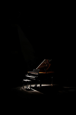 JPG 편집이미지 사람없음 빛 어둠 피아노 편집실사 AI포토 AI콘텐츠 건반악기 CG 파일형식