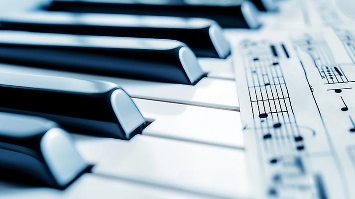 JPG 편집이미지 음표 사람없음 피아노건반 건반 피아노 악보 반주 편집실사 AI포토 AI콘텐츠 기호 음악 건반악기 CG 파일형식