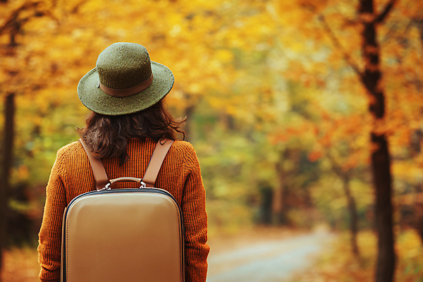 JPG 편집이미지 여자 길 여유 여행 단풍 가방 단풍나무 휴식 한명 상반신 성인 야외 뒷모습 가을 디지털합성 가을여행 성인여자한명만 편집실사 AI인물포토 AI콘텐츠 나무 1 잡화 계절 감정 뷰포인트 컨셉 잎 사람 CG 여자한명만 성인여자만 파일형식 가을_계절 AI포토