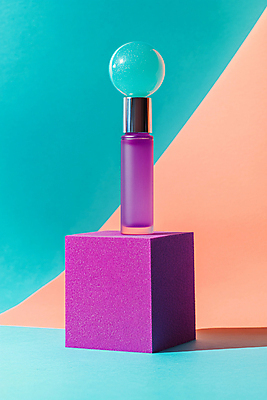 JPG 도형 편집이미지 사람없음 사각형 보라색 화장품 원형 균형 디지털합성 청록색 편집실사 AI컴퓨터그래픽 AI콘텐츠 컬러 뷰티 CG 파일형식