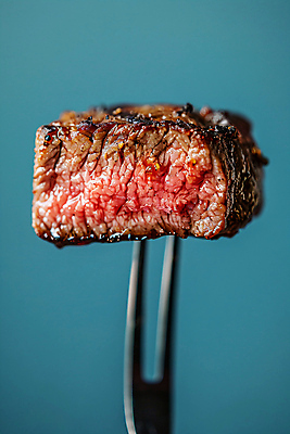 JPG 편집이미지 포크 육류 스테이크 사람없음 파란색 직화구이 코스요리 편집실사 AI포토 AI콘텐츠 식기 컬러 식재료 서양음식 요리 구이 CG 파일형식