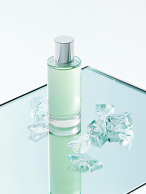 JPG 편집이미지 사람없음 연두색 뷰티 반사 얼음 화장품 거울 용기 오브젝트 에센스 편집실사 AI포토 AI콘텐츠 자연요소 그릇 초록색 CG 파일형식