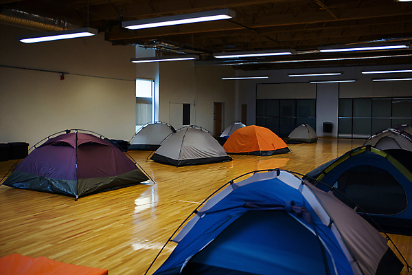 JPG 편집이미지 텐트 사람없음 구출 자연재해 도피 대피 지진 피신 구호활동 편집실사 AI포토 AI콘텐츠 캠핑도구 도움 탈출 CG 재해 파일형식