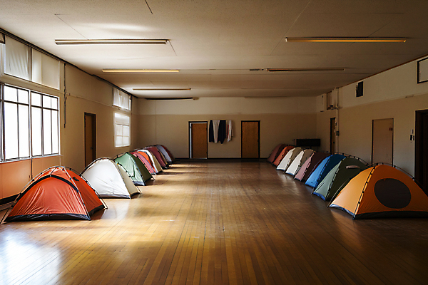 JPG 편집이미지 텐트 사람없음 구출 자연재해 도피 대피 지진 피신 구호활동 편집실사 AI포토 AI콘텐츠 캠핑도구 도움 탈출 CG 재해 파일형식