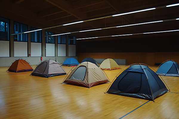 JPG 편집이미지 텐트 사람없음 구출 자연재해 도피 대피 지진 피신 구호활동 편집실사 AI포토 AI콘텐츠 캠핑도구 도움 탈출 CG 재해 파일형식