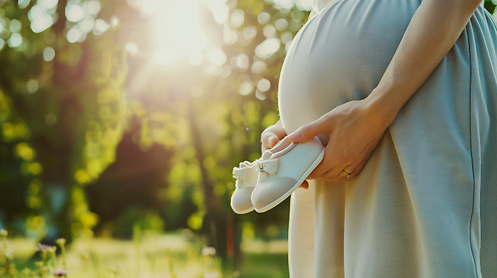 JPG 편집이미지 여자 엄마 한명 들기 사람 성인 임산부 임신 축하 아기 아기신발 의료성형뷰티 성인여자한명만 편집실사 AI인물포토 AI콘텐츠 1 신발 컨셉 가족 모션 아기용품 CG 여자한명만 성인여자만 파일형식 AI포토