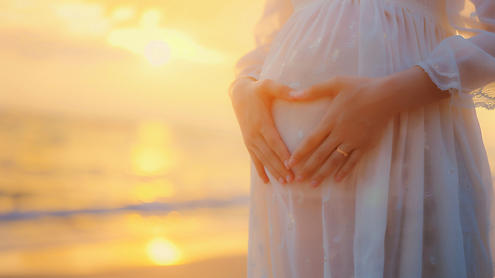 JPG 편집이미지 여자 바다 엄마 한명 사람 성인 노을 임산부 임신 축하 손하트 의료성형뷰티 성인여자한명만 편집실사 AI인물포토 AI콘텐츠 자연요소 1 컨셉 가족 손짓 CG 여자한명만 성인여자만 파일형식 AI포토