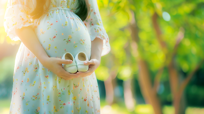 JPG 편집이미지 여자 엄마 한명 들기 사람 성인 임산부 임신 축하 아기신발 의료성형뷰티 성인여자한명만 편집실사 AI인물포토 AI콘텐츠 1 신발 컨셉 가족 모션 아기용품 CG 여자한명만 성인여자만 파일형식 AI포토