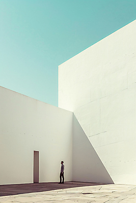 JPG 편집이미지 벽 하늘 추상 그림자 한명 사람 회색 분위기 심플 이미지 미니멀 편집실사 AI컴퓨터그래픽 AI콘텐츠 1 컬러 컨셉 무늬 CG 파일형식