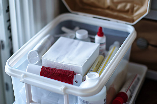 JPG 편집이미지 사람없음 치료 약 구급상자 위생 붕대 구급 응급치료 보건 편집실사 AI포토 AI콘텐츠 의학 의료용품 CG 파일형식